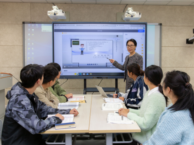 為學(xué)生開辟寬廣開展空間職業(yè)教育是終身教育系統(tǒng)的重要環(huán)節(jié)