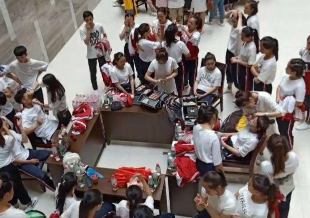 為學(xué)生開辟寬廣開展空間職業(yè)教育是終身教育系統(tǒng)的重要環(huán)節(jié)