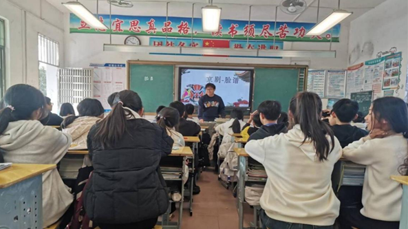 專業(yè)成長的環(huán)境讓教師可以在縣中這個崗位上更好發(fā)揮他的聰明才智