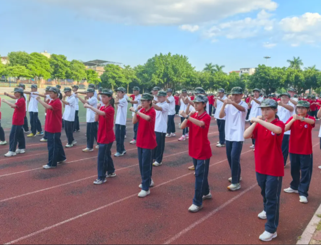 沁潤(rùn)每個(gè)心靈以學(xué)生為本打造高效講堂師生結(jié)對(duì)定制學(xué)科成長(zhǎng)方案