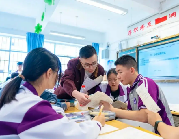 沁潤(rùn)每個(gè)心靈以學(xué)生為本打造高效講堂師生結(jié)對(duì)定制學(xué)科成長(zhǎng)方案