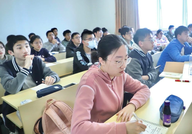 寶貴的時光用來刷題和追求高分部分學生放棄感興趣卻難度較高的課程 寶貴的時光用來刷題和追求高分部分學生放棄感興趣卻難度較高的課程