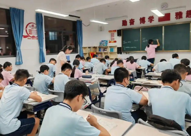 優質均衡方向加速跨進并積極探索高中教育特征多元展開新途徑 優質均衡方向加速跨進并積極探索高中教育特征多元展開新途徑