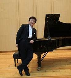 店主王志海一邊裝核桃一邊笑著向記者介紹“開業半天